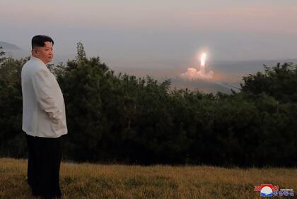 Kim Jong Un, monitoreando el lanzamiento de un misil norcoreano en un lugar no revelado