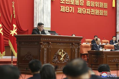 Kim Jong Un pronuncia un discurso durante una reunión plenaria de fin de año del gobernante Partido de los Trabajadores en Pyongyang