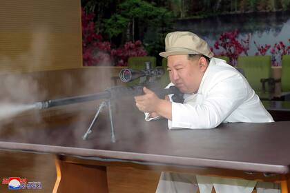 Kim Jong-un prueba un arma de fuego durante un recorrido de inspección de tres días, del 3 al 5 de agosto, en Corea del Norte. (Agencia Central de Noticias Coreana/Korea News Service vía AP)
