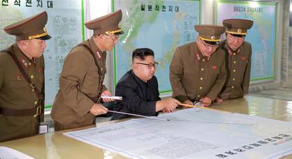 Kim Jong-un revisa sus planes militares en el comando estratégico del ejército norcoreano, ayer, en Pongyang