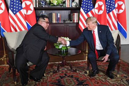 Kim Jong-un y Donald Trump durante la cumbre en Singapur, en 2018