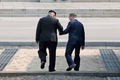 El histórico cruce de frontera lo hicieron de la mano