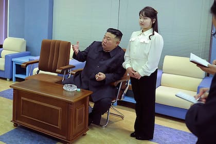 Kim Jong-un y su hija visitan la Administración Nacional de Desarrollo Aeroespacial, en Corea del Norte, el martes 18 de abril de 2023. (Agencia Central de Noticias de Corea vía AP)