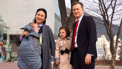 Kim Jung-a, su hijo James de 9 meses y Robert Kelly. En el medio, Marion, la pequeña que se convirtió en una estrella en Internet