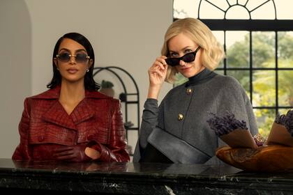 Kim Kardashian como Allura Grant y Naomi Watts como Liberty Ronson. Ellas son quienes deciden dejar atrás el bufete de hombres que no las respetan ni tienen en cuenta para abrir uno propio con el visto bueno de su mentora, interpretada por Glenn Close