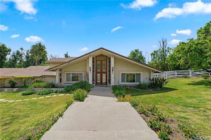 Kim Kardashian compra la casa justo al lado de la mansión de su ex en Hidden Hills por $6.3 millones.