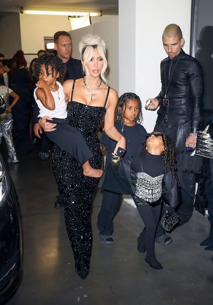 Kim Kardashian con sus hijos menores, Chicago, Saint y Psalm, en el evento de Dolce & Gabbana