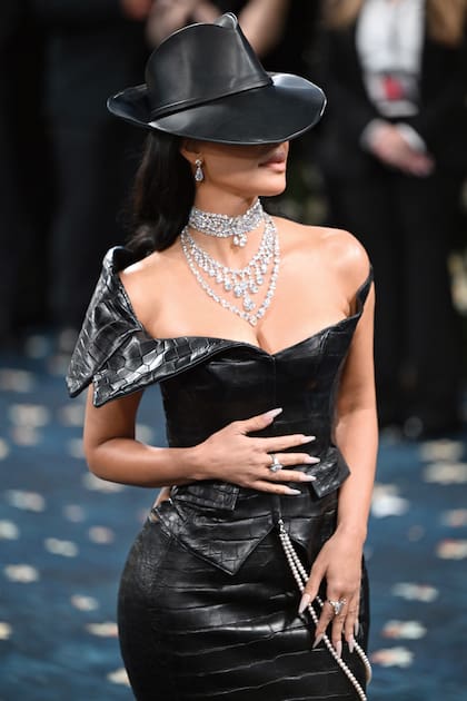 Kim Kardashian eligió un dos
piezas en piel de cocodrilo de Chrome
Hearts conformado por un top encorsetado
y una falda de corte sirena,
al que le sumó un sombrero estilo fedora
y un impresionante collar de perlas.