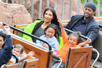 Kim Kardashian en una de las atracciones de Disney, junto a su familia