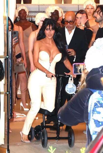 Kim Kardashian fue hasta la tienda de SKIMS, su marca de ropa, en Nueva York. La influencer salió del negocio montando en un monopatín, mientras las transeúntes gritaban su nombre. Hace poco, la empresaria reveló en Instagram que se había roto el pie, sin embargo, este accidente no le impidió disfrutar del evento