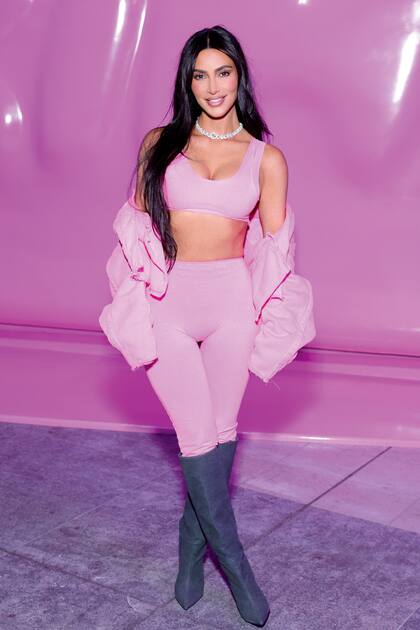 Kim Kardashian fue otra de las abanderadas del estilo barbiecore en un evento de su marca SKIMS en Los Ángeles para el Día de los Enamorados.