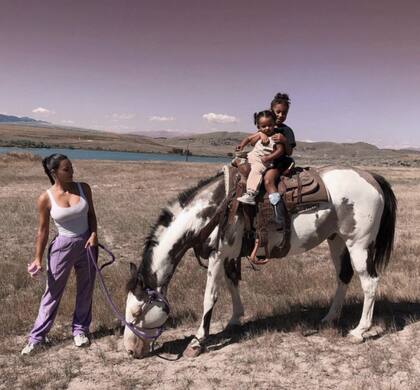 Kim Kardashian junto a sus hijos en Monster Lake Ranch