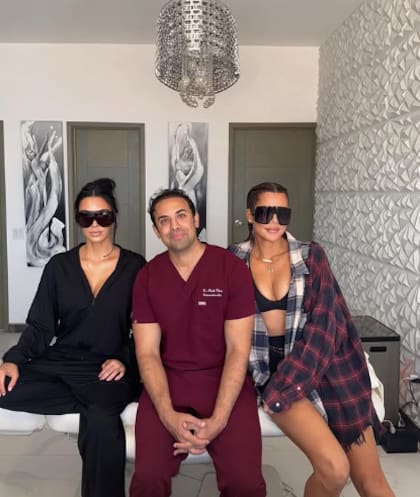 Kim Kardashian junto al Dr. Khan y Khloé Kardashian en la clínica Eternal, en Monterrey, México (Instagram/@kimkardashian)