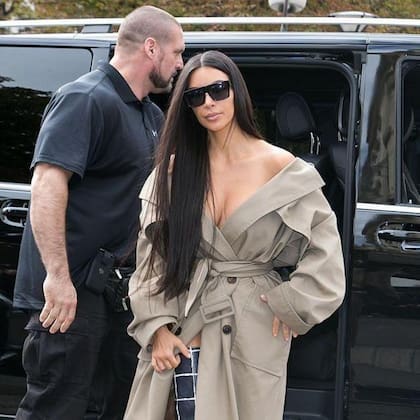 Kim Kardashian llega al restaurante 'L'Avenue' con su guardaespaldas Pascal Duvier el 2 de octubre de 2016
