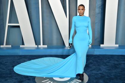 Kim Kardashian lució un ceñido vestido azul de Balenciaga con una gran cola