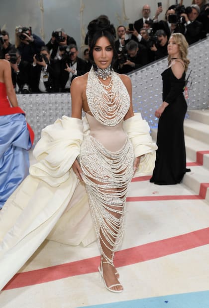 Kim Kardashian lució un vestido confeccionado con perlas de diferentes tamaños en la MET Gala 2023