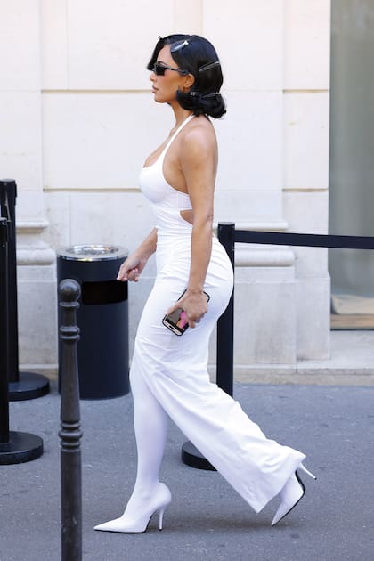 Kim Kardashian,
peinada con estilo "old
Hollywood", con un mono
blanco hielo ceñido, con escote
Halter.