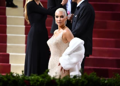 Kim Kardashian posa para las cámaras en la alfombra roja de la Met Gala 2022 (Photo by Noam Galai/GC Images