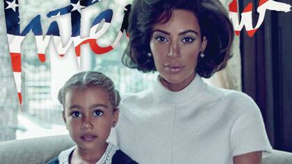 Kim Kardashian posó junto a su hija North vestida como Jackie Kennedy