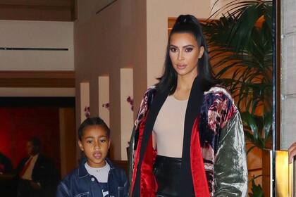 Kim Kardashian y su hija, North, quien la acompaña a la misa de los domingos que organiza Kanye West