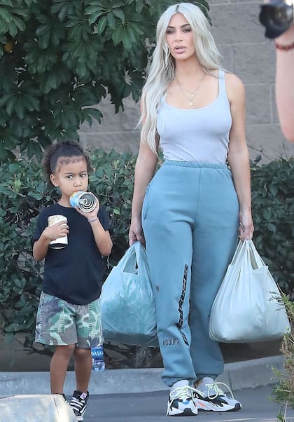 Kim Kardashian y su hija North West en el Downtown de Los Angeles