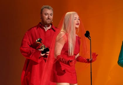 Kim Petras junto a Sam Smith; los músicos ganaron el Grammy a mejor dúo pop por su interpretación de Unholy