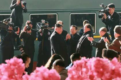 Kim, recibido con honores y flores