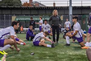"Es increíble jugar para ella": las entrenadoras que harán historia en el fútbol masculino