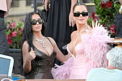 Kim y Khloe Kardashian, con looks de alto impacto. (Photo by ANDREA PATTARO / AFP)