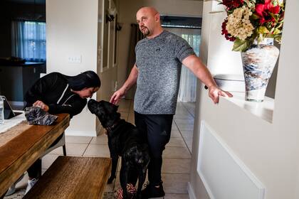 Kim y Rob Majury con la perra de la familia, Gracie, en Naples. (Scott McIntyre/The New York Times)