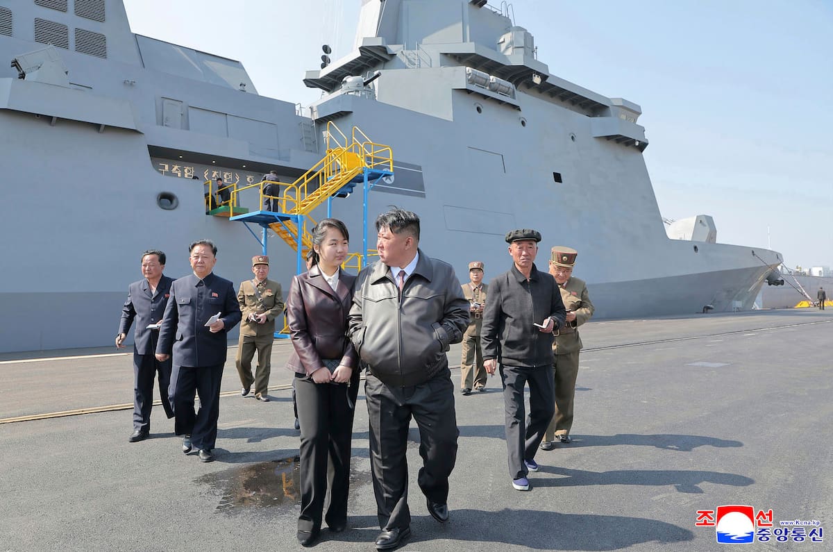 Tras la furia de Kim, Corea del Norte empleó un insólito método manual para sacar a flote un destructor