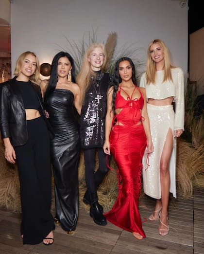 Kim y sus invitadas, entre quienes están Lydia Kives, Lauren Sanchez e Ivanka Trump.