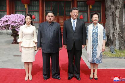 Kim y Xi, junto a sus esposas