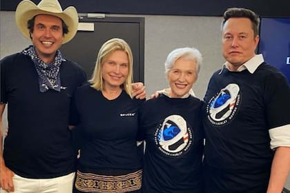 Kimbal, Tosca y Elon Musk, junto a su madre (centro)