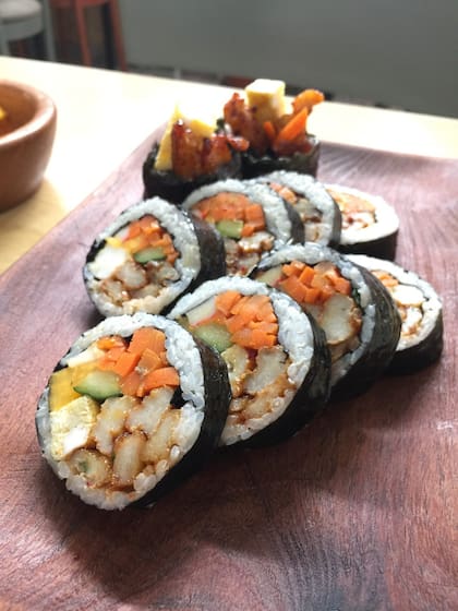 Kimbap, parece sushi pero no lo es