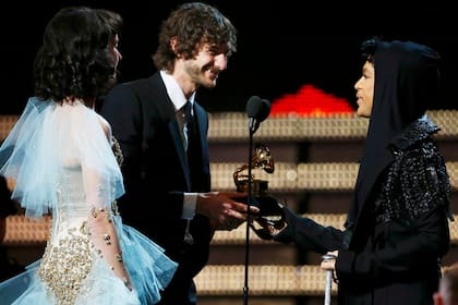 Kimbra y Gotye reciben el premio a la Grabación del Año de manos de Prince