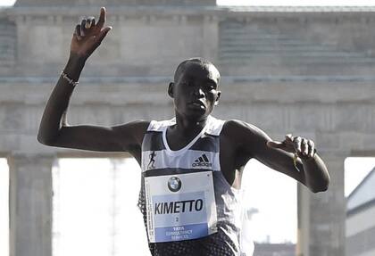 Kimetto, un atleta keniata que corre a una velocidad promedio de 20 km/k recorre la misma distancia en un día y medio menos que el camionero