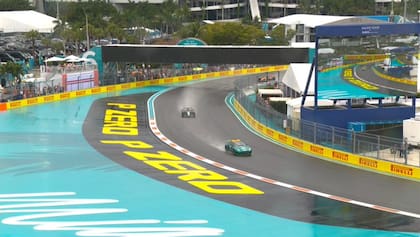 Kimi Antonelli gira detrás del auto de seguridad, en un circuito de Miami con mucha lluvia.