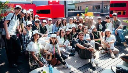 Kimi Antonelli junto a sus compañeros del Instituto Técnico Salvemini, en mayo pasado, durante el fin de semana del Gran Premio de Emilia-Romagna