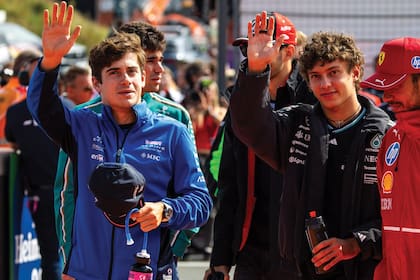 Kimi Antonelli, junto con Colapinto y otros pilotos antes de una carrera de 2025