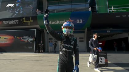 Kimi Antonelli se convirtió en el poleman más joven de la historia, con 18 años; el italiano de Mercedes partirá primero en la carrera de Shanghái.