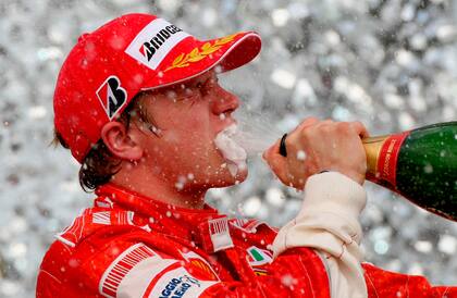 Kimi Raikkonen festeja en el podio de San Pablo la conquista del Mundial de Pilotos 2007; el finlandés tomó rédito de la batalla interna en McLaren entre Lewis Hamilton y Fernando Alonso