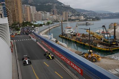 Kimi Raikkonen y Nico Hulkenberg en las prácticas que realizan los pilotos en Mónaco.