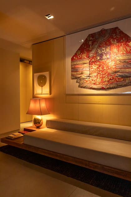 Kimono chino para niño del siglo XIX, en seda bordada en oro.