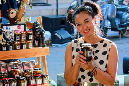 Hoy, el principal producto de Kin Kon Gourmet es vegetales escabeche de aceite de oliva extra virgen. El emprendimiento gastronómico surgió de casualidad y del amor.