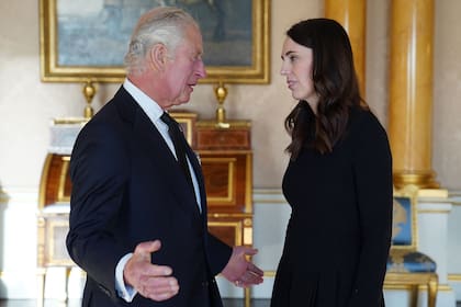 Carlos III recibe a la primera ministra de Nueva Zelanda Jacinda Ardern