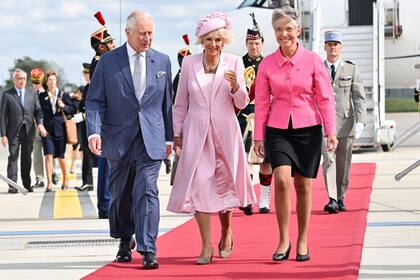 La primera ministra francesa Elisabeth Borne (R) saluda al rey Carlos III (izq.) de Gran Bretaña y a la reina Camilla (centro) de Gran Bretaña a su llegada al aeropuerto de Orly el 20 de septiembre de 2023, en el primer día de una visita de estado a Francia