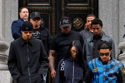 King Combs, Quincy Brown y Justin Combs salen del Tribunal de los Estados Unidos después de se le negara la libertad bajo fianza en Nueva York a Diddy (Reuters)