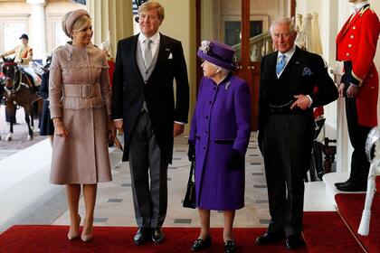 La reina y el rey de los Países Bajos; la reina británica y su primogénito, el príncipe Carlos