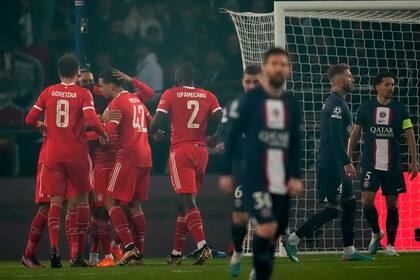 Kingsley Coman acaba de convertir el gol de Bayern ante PSG, por la Champions League; Lionel Messi y sus compañeros lo sufren